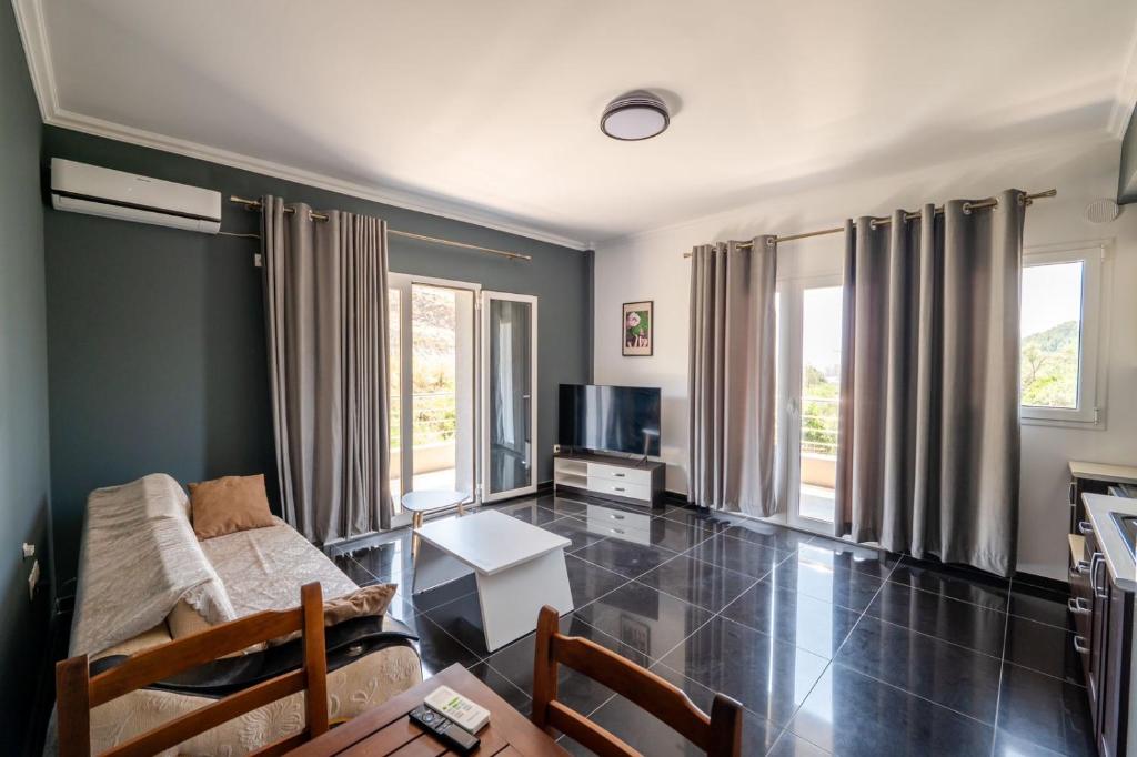 Deluxe Double Room (2 Adults + 1 Child)